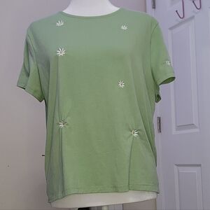 💞4/$20💞 Light Green Top with Embroidered Daisies Size L